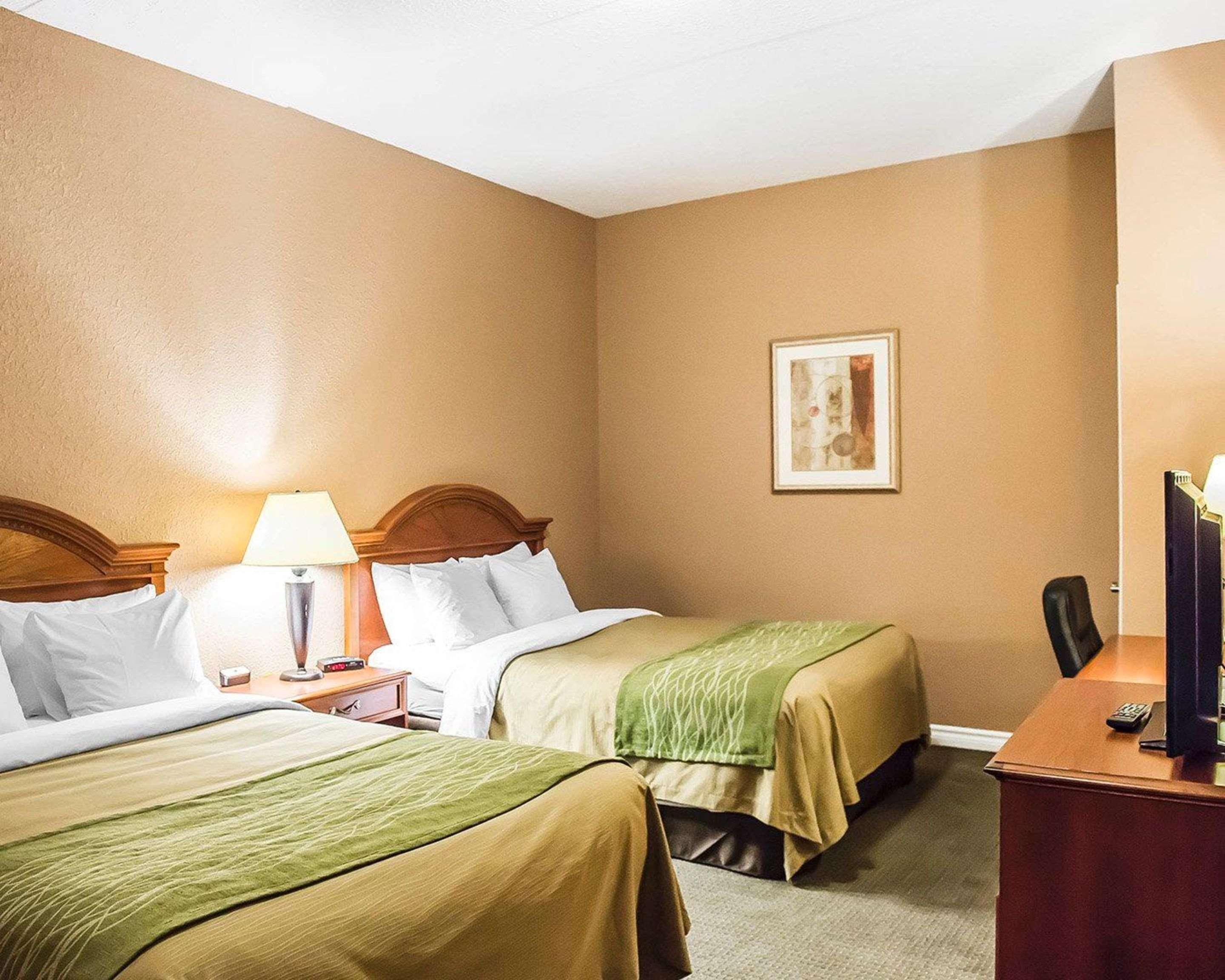 Comfort Inn & Suites Thousand Islands Harbour District Гананокве Экстерьер фото